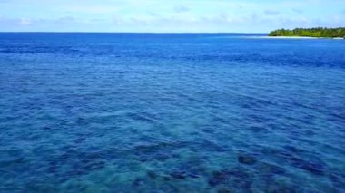 Turkuaz okyanusla yapılan tropikal ada plaj yolculuğunun özetini kayalıkların yakınındaki beyaz kumlu arka planda kopyala