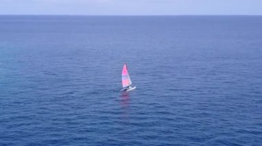 Cennet sahili sahili sahili manzarasını kopyalayın. Mavi okyanus kıyısında kumsala yakın beyaz kum arka planlı.