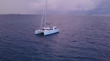 Turkuaz deniz ve tatil köyü yakınlarındaki beyaz kum arka planının deniz manzarası.