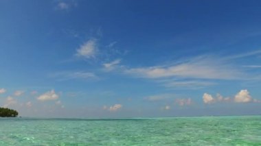 Deniz adası sahili macerasının mavi yeşil deniz ve kumsal kenarındaki beyaz kumsal manzarasını kapatın.
