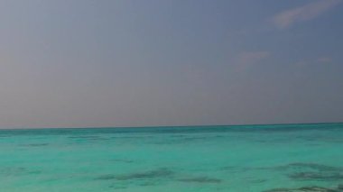 Mavi okyanus ve kumsal kenarındaki egzotik sahil maceralarının yaz yolculuğu.