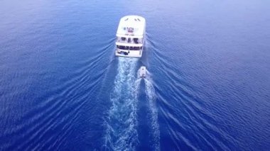 Deniz manzaralı deniz manzaralı deniz manzaralı sahil saatinin gündüz soyutlanması. Su mavisi lagün ve kumsalın yakınındaki parlak kum arka planı.