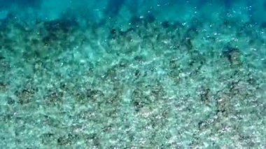 Lüks turist plajı yolculuğunun mavi yeşil deniz ve temiz kum arkaplanının günbatımından önceki uzay yolculuğunu kopyala