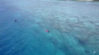 Mavi göl ve beyaz kumlu arka plandaki cennet lagünü plaj yolculuğunun insansız hava aracı soyutlaması