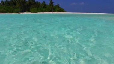 Geniş açılı cennet turizmi lagün plajı seyahati mavi yeşil deniz ve dalgalara yakın beyaz kum arka planı
