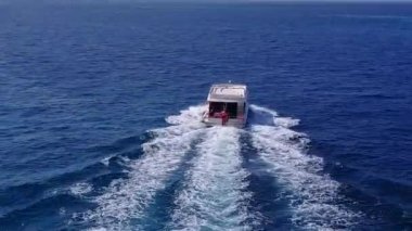 Sahil şeridi tatilinin uzay boşluğunu kopyalayın. Mavi deniz kenarında, kumsalın yanında beyaz kumlu arka planda.