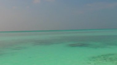 Mavi deniz ve beyaz kum arka planındaki güzel turist plajı gezisinin insansız hava aracı soyutlaması