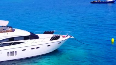 Lüks turist plajı tatilinin mavi deniz ve temiz kum arka planının insansız hava aracı doğası.