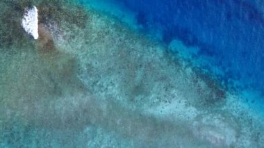 Mükemmel deniz manzaralı kumsalın güneşli doğası. Mavi deniz ve kumsalın yakınındaki kumlu arka plan.