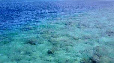 Şeffaf deniz kenarında beyaz kumlu arka planda mükemmel ada plajı manzarası.