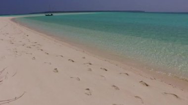 Tropikal adanın güneşli gökyüzü mavi okyanus ve beyaz kumlu arka plan güneş ışığı