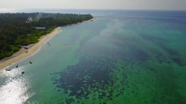 Gündüz deniz manzaralı mükemmel sahil gezisi sığ okyanus ve güneş doğduktan sonra beyaz kum arka planı