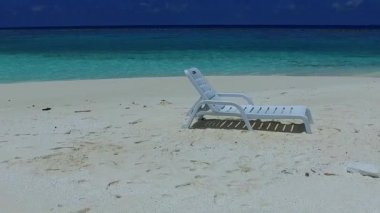 Mavi yeşil okyanus kıyısındaki sakin ada plaj gezisinin boş turizmi, dalgaların yanında beyaz kum arka planda.