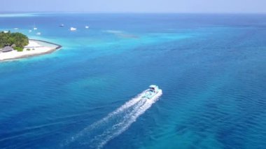 Deniz turistlerinin güneşli deniz manzaralı deniz seyahati. Aqua blue lagoon ve parlak kumlu arka plan. Sörf yapmaya yakın.