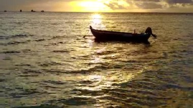 Deniz kıyısı macerasının güneşli dokusu. Mavi okyanus, kumsalın yanında beyaz kumlu arka plan.