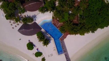 Sakin turistik plaj turizmini kapatın. Sığ deniz ve beyaz kumlu arka planda güneş ışığı altında mola verin.