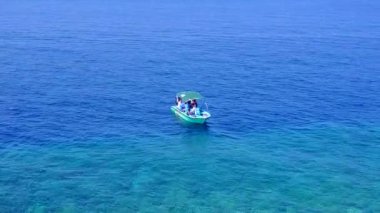 Mavi yeşil deniz kenarındaki egzotik sahil manzarasını kapatın. Beyaz kumlu arka plan dalgalara yakın.