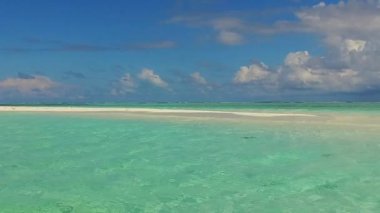 Su mavisi okyanus ve güneş ışığında beyaz kum arka planının oluşturduğu lüks sahil sahili zamanının romantik soyutlaması