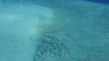 Beyaz kum arka planlı sığ sularda egzotik lagün plaj yaşam tarzının hava manzarası