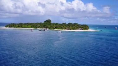 Mavi yeşil deniz kıyısındaki sakin sahil tatili gökyüzünü kapat ve beyaz kum arka planını güneş ışığına çıkar.