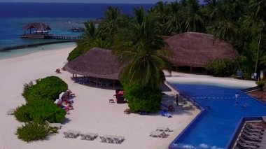 Gün batımından önce beyaz kumlu arka planlı mavi yeşil deniz kıyısındaki cennet turizmini kopyala