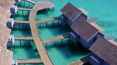 Mavi deniz kıyısındaki tropikal sahil manzarasının güneş ışığında beyaz kum arka planına sahip uzay manzarasını kopyala