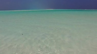 Güneşli deniz manzaralı deniz manzaralı deniz manzaralı deniz manzaralı deniz mavisi göl manzaralı beyaz kumlu arka plan güneşli.