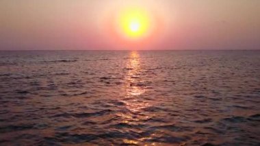 Mavi gölün kenarındaki sakin tatil beldesinin geniş açılı doğası, kumsalın yakınındaki beyaz kum arka planına sahip.