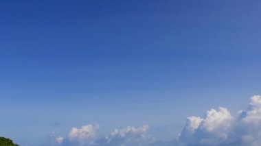 Deniz kıyısı sahil tatilinin mavi göl kıyısında ve kumsalın yakınındaki beyaz kum arka planının doğasını kapatın.