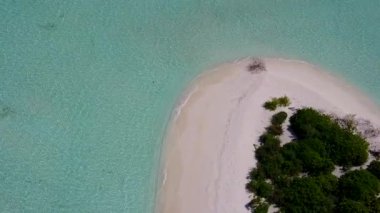 Güzel sahil sahillerinin güneşli gökyüzü mavi deniz kenarında beyaz kumlu arka planda dalgaların yanında