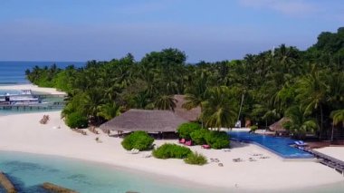 Sakin deniz manzarasının havadan görünüşü sığ su ve parlak kum arka planıyla kumsal yaşam tarzı