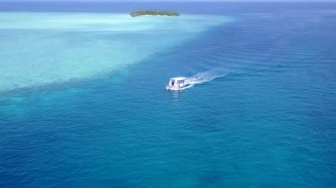 Beyaz kumlu arka planlı şeffaf deniz manzaralı tropik ada plaj seyahati