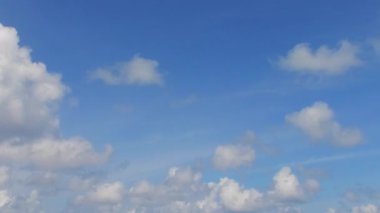 Güneşin doğuşundan sonra beyaz kum arka planına sahip berrak okyanus kıyısındaki cennet turizmini kopyala