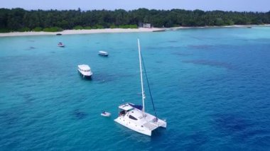 Geniş açılı cennet manzarası deniz kıyısında deniz kenarında deniz kenarında sörfün yanında beyaz kumlu bir arka plan.