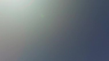 Dalgalara yakın beyaz kum arkaplanlı, mavi bir göl kenarında, rahatlatıcı sahil seyahatinin ılık doğası.