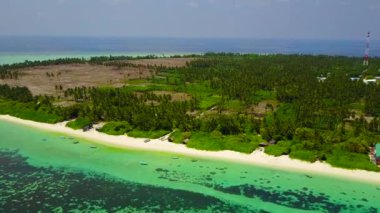 Deniz kıyısı sahil tatilinin romantik soyutlaması. Mavi deniz kenarında, kumsalın yanında temiz kum arkaplanı var.