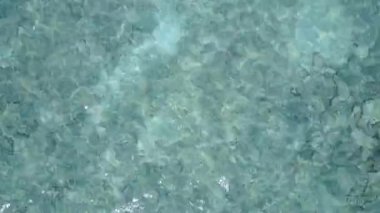 Güneş doğduktan sonra beyaz kumlu arka planda mavi yeşil deniz kıyısında boş deniz manzarası