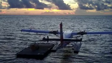 Deniz kıyısındaki güneşli gökyüzü. Mavi yeşil deniz ve temiz kumlu arka plan.