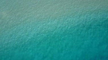 Lüks körfez sahil yolculuğunun geniş açılı doğası sığ okyanus ve dalgaların yanında beyaz kumlu arka plan