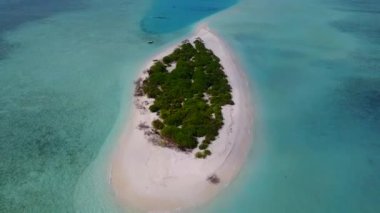 Açık deniz kıyısında güneşli bir sahil yolculuğu ve tatil köyü yakınlarındaki kumlu bir arka plan.