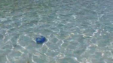 Mavi yeşil okyanus boyunca sakin sahil turizmi ve dalgaların yakınında temiz kum arka planı.