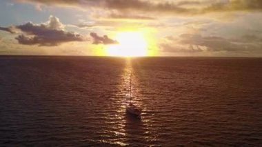 Mavi deniz kıyısındaki tropikal körfez turizmi ve dalgalara yakın beyaz kumlu arka plan