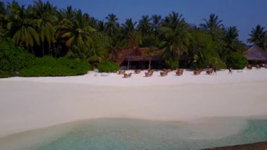 Mavi lagünün beyaz kum zeminli tropikal deniz kıyısı yolculuğunun insansız hava aracı görüntüsü