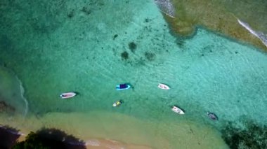 Berrak gölün kenarındaki cennet gibi sahil gezisinin boş dokusu ve beyaz kumlu arka plan güneş ışığı.