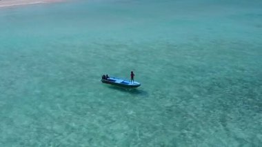 Turkuaz deniz ve beyaz kum arka planının güzel ada plaj macerasının güneşli deniz manzarası.