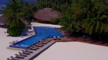 Aqua Blue Lagoon 'dan mükemmel turist plajı macerasının geniş açılı ve kumlu arka planı kumsala yakın.