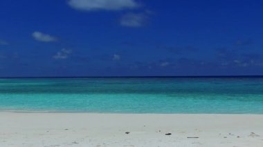 Mavi okyanus ve dalgaların yakınındaki beyaz kum arka planındaki güzel ada plaj yolculuğunun boş manzarası.