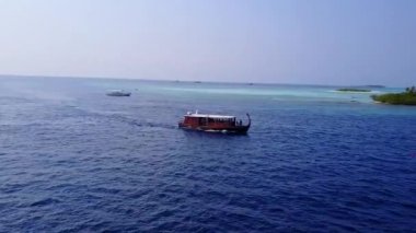 Su mavisi okyanus kıyısında, kumsalın yanında beyaz kumlu arka planda lüks göl gezisi turizmini kapatın.