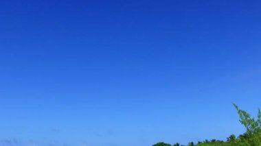 Deniz kıyısı sahil yolculuğunun mavi yeşil lagün ve resifin yakınındaki beyaz kumlu arka plandan doğasını kopyalayın.