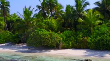 Gökyüzü geniş açılı, güneşli sahil şeridi tatili mavi sularda, güneş doğduktan sonra temiz kum arka planında.